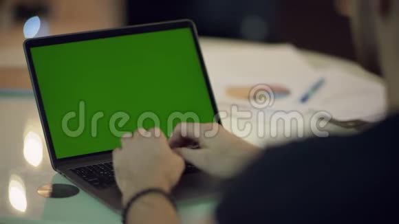 手拿绿色屏幕的笔记本电脑视频的预览图