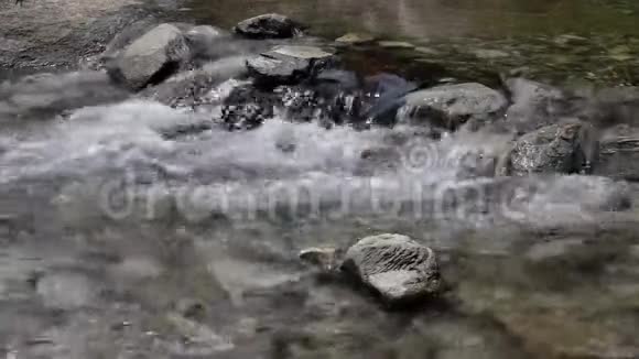 石底的山河视频的预览图