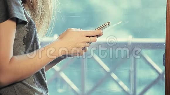 女子手机打印短信窗口高清镜头视频的预览图