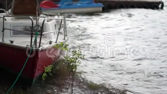 暴风雨和刮风天气时湖上的小船视频的预览图