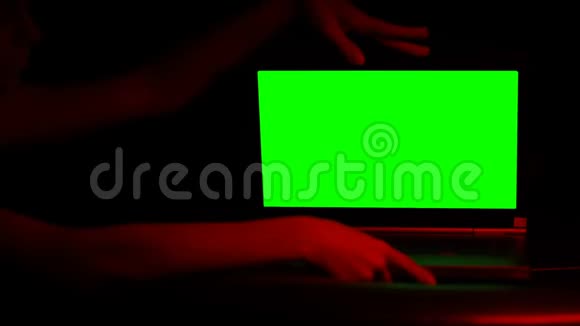 性感女人抚摸笔记本电脑红色照明成人广告概念视频的预览图