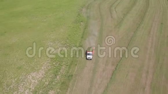 运输新收获的农业植物的卡车的空中视野视频的预览图