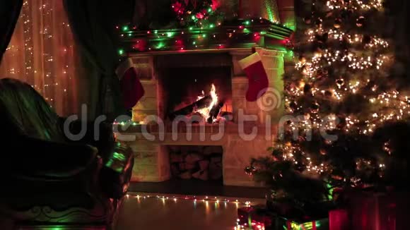 客厅内部装饰有壁炉扶手椅窗户的圣诞树视频的预览图