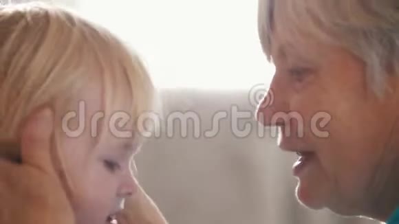 祖母和孙女温柔地亲吻着她的下巴视频的预览图