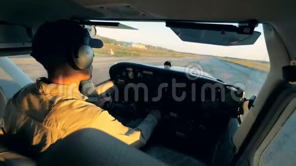 飞行员在机场驾驶双翼飞机在驾驶舱里视频的预览图