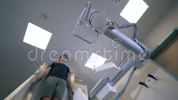 扫描病人时医疗监控机器的底部视图视频的预览图