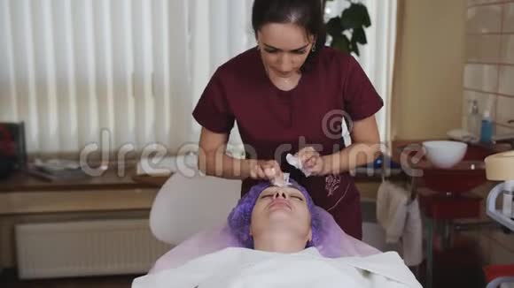 美容术前用棉芽擦拭女性患者面部消毒视频的预览图