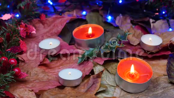 花环蜡烛桌子上的冬青圣诞装饰品视频的预览图