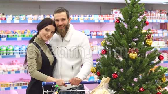 一对幸福的夫妇在杂货店买杂货过圣诞节慢动作视频的预览图