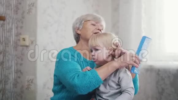 祖母和她的孙女在一起很甜蜜还扎着马尾辫视频的预览图