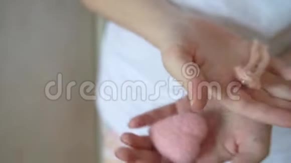 年轻母亲手中的人工心脏和脐带视频的预览图
