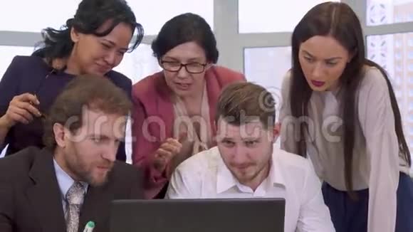 商务人士看笔记本电脑视频的预览图