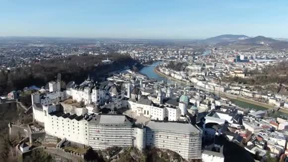 大规模的霍亨萨尔茨堡城堡在一座山上背景是萨尔茨堡4k视频的预览图