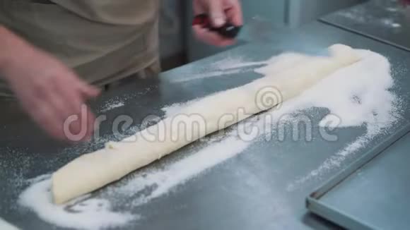 在糖果厨房里做饼干做女人手面团特写视频的预览图