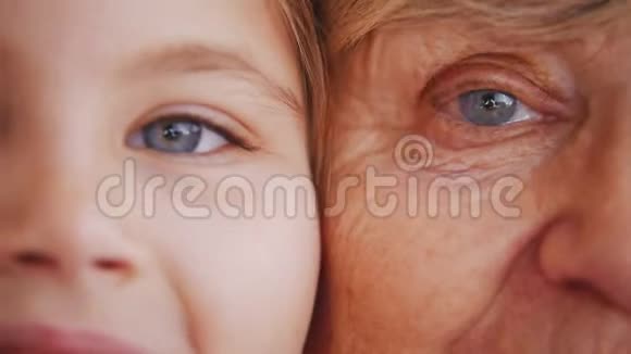 特写祖母和孙女的肖像明亮的蓝眼睛视频的预览图