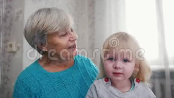 祖母给孙女们梳头在镜头里看的女孩视频的预览图