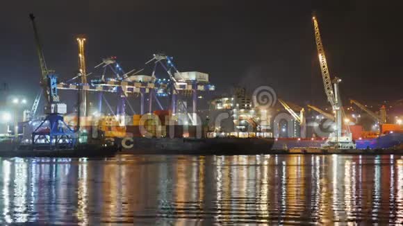 夜航深水港集装箱船国际商务进出口物流运输视频的预览图