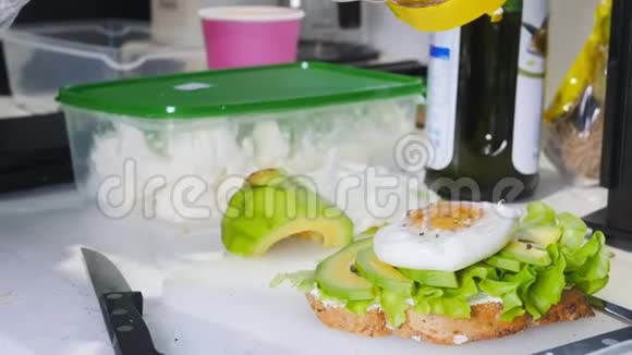 健康的早餐做三明治煎蛋撒上调料视频的预览图