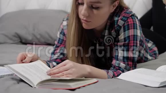 女孩在看书视频的预览图