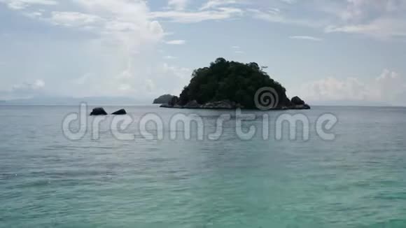 泰国KohLipe日出海滩附近热带小岛的鸟瞰图视频的预览图