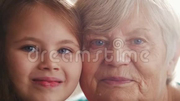 特写祖母和孙女的肖像蓝色的眼睛年龄差异视频的预览图