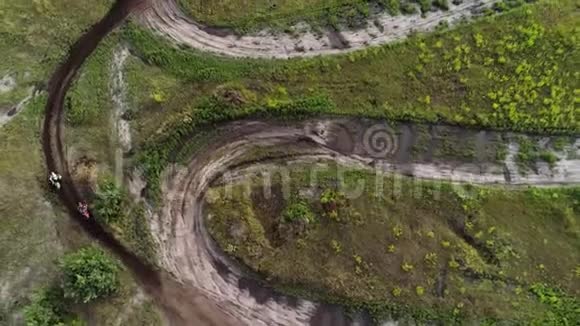 莫托科罗斯赛车手加速乡村地形视频的预览图