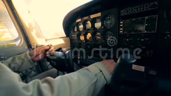 飞机座舱内有按钮和监视器的特殊面板在驾驶舱里视频的预览图