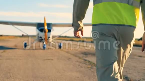 飞行员在跑道上后视专业飞行员来到他的飞机上在机场行走视频的预览图