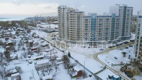 住宅区的四架直升机飞行视频的预览图