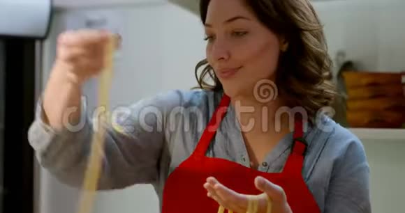 女面包师为4k面粉架安排面食视频的预览图