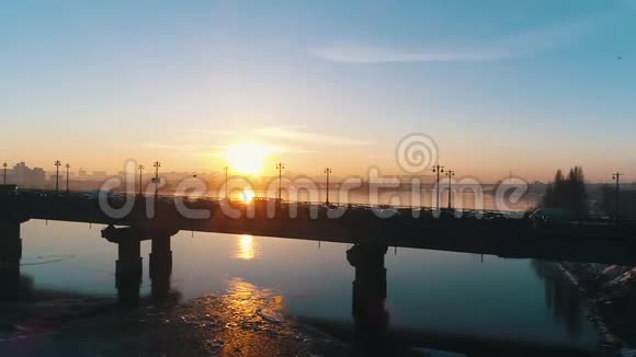 城市的桥上日落视频的预览图