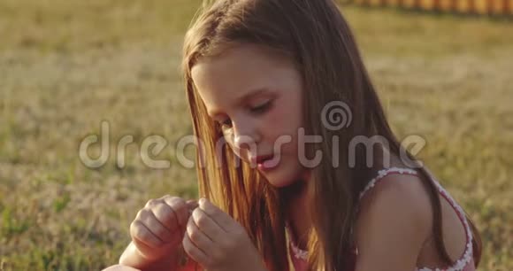 小女孩在田里撕草视频的预览图