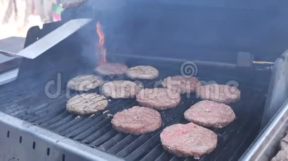 烹饪汉堡和汉堡包火焰Josper烧烤猪肉牛肉和鸡肉片供派对街头食品使用视频的预览图