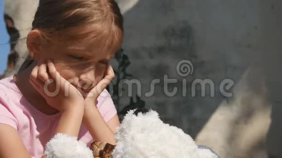 伤心的孩子被遗弃在废墟中不幸的流浪女孩沮丧的可怜的孩子无家可归的人视频的预览图