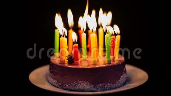 蜡烛在生日蛋糕上燃烧和熄灭生命的短暂时间的流逝视频的预览图