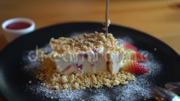 切冰冻树莓芝士蛋糕带皮的乡村风格视频的预览图