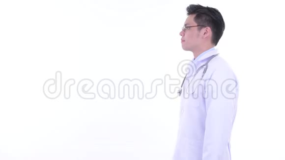 幸福的年轻亚洲男医生的视角视频的预览图