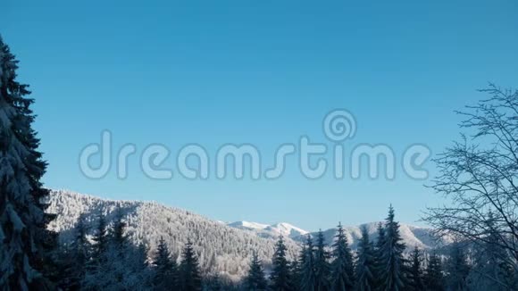 冬天的山有蓝天太阳过后有阴影视频的预览图