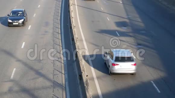 汽车沿着城市街道行驶运输视频的预览图