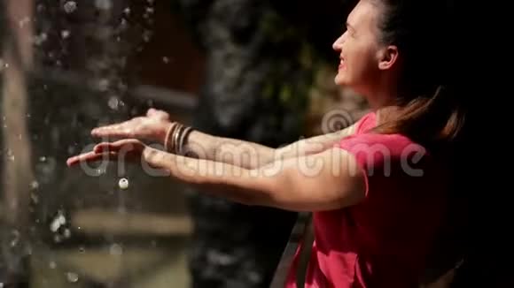 快乐的女人享受掉落的水滴水是生命之源视频的预览图