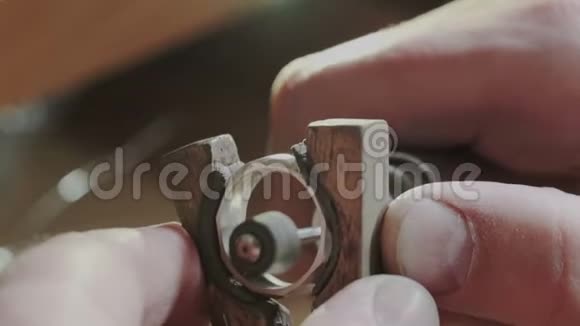 珠宝商抛光金环一只手拿着戒指另一只手拿着抛光工具环位于视频的预览图