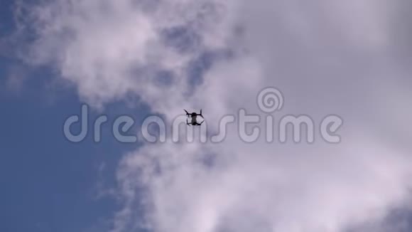 蓝天背景上一架无人驾驶飞机的剪影云在空中飞舞视频的预览图