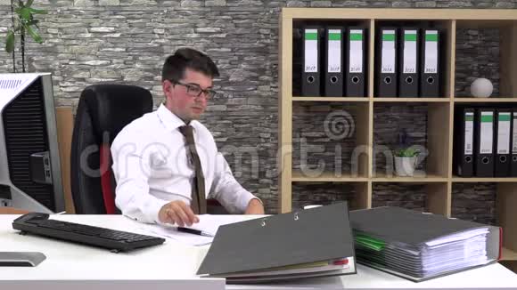 办公室工作人员在工作场所与客户交谈时喝咖啡视频的预览图