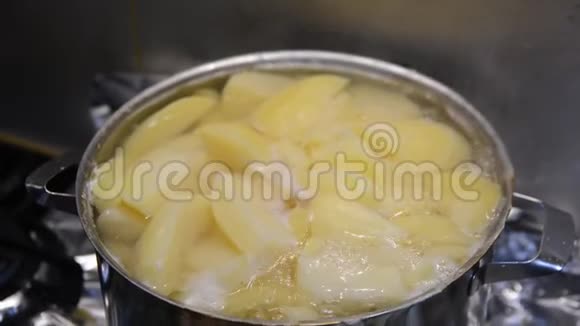 土豆片在煤气炉上用锅煮视频的预览图