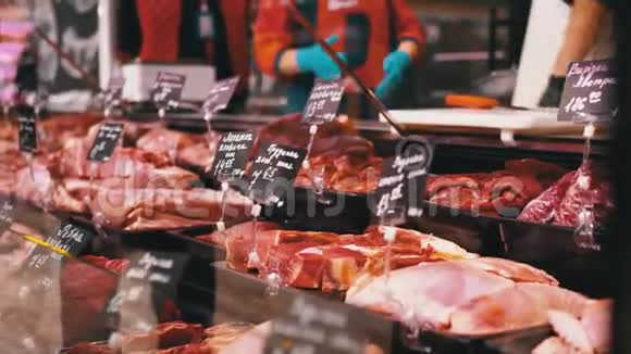 鲜生肉与售价标签在商店与卖家展示视频的预览图
