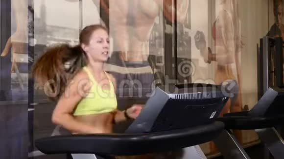 年轻的运动女性做有氧运动健康的生活理念4k视频的预览图