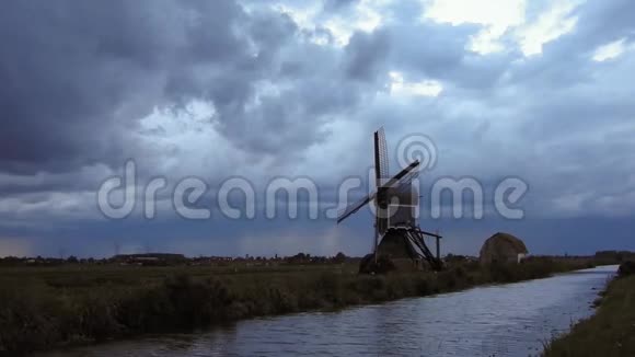 荷兰风景的闪电和风车视频的预览图