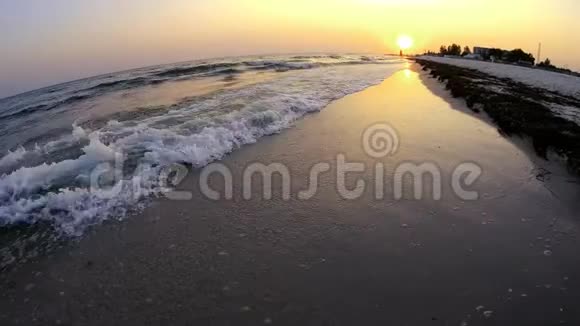 日落时海滩上令人惊叹的海浪景色视频的预览图