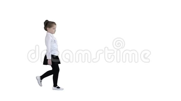 白色的小女孩在白色的背景上摆出微笑的姿势视频的预览图
