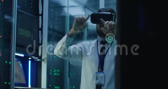 在数据中心使用VR眼镜和笔记本电脑的人视频的预览图